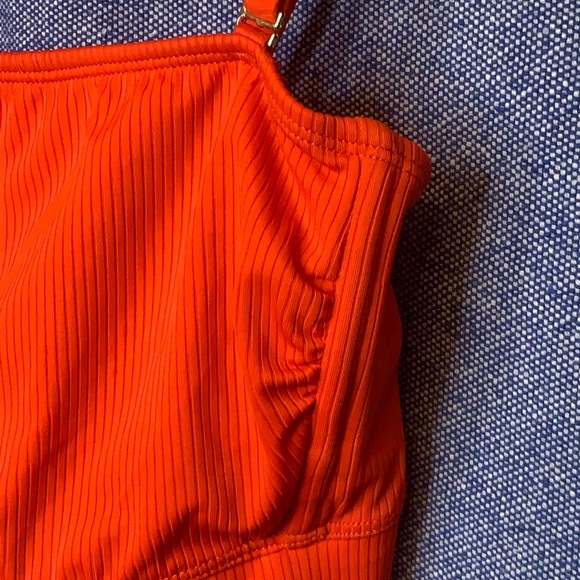 Bandeau with straps red bathing suite top - Picture 2 of 4